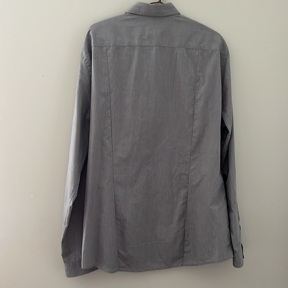 H&M Gray Dress Shirt with Long Sleeves and Collared Neckline - Picture 2 of 3